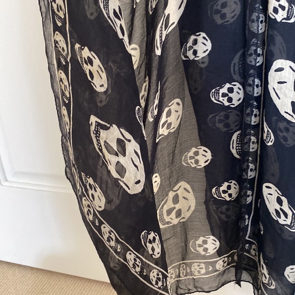 McQueen classic black and white scarf - Picture 2 of 2